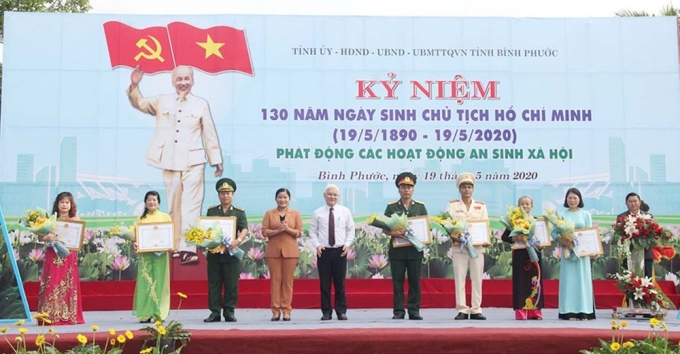 Đồng chí Nguyễn Văn Lợi – UVTW Đảng, Bí thư Tỉnh ủy và Đồng chí Trần Tuệ Hiền – Chủ tịch UBND tỉnh tặng hoa và bằng khen cho các tập thể, cá nhân điển hình trong học và làm theo tư tưởng, đạo đức, phong cách Hồ Chí Minh