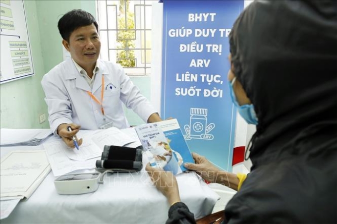 Những bệnh nhân HIV/AIDS đang điều trị tại trung tâm Y tế quận Nam Từ Liêm (Hà Nội) được khám, cấp thuốc ARV từ nguồn Quỹ Bảo hiểm Y tế. Ảnh: Dương Ngọc