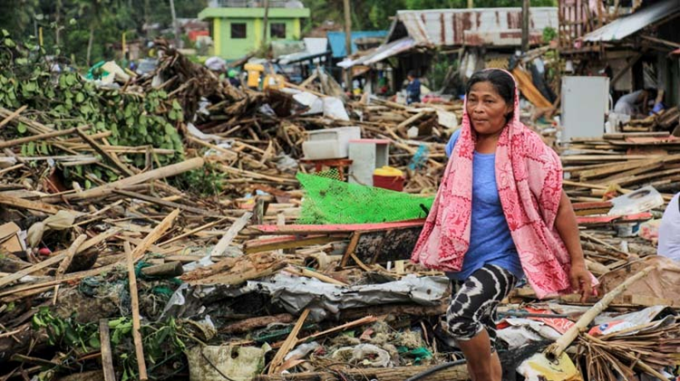 Đống đổ nát tại thành phố Sorsogon, Philippines hôm 3/12 sau khi bão Kammuri đổ bộ. Ảnh: AFP.