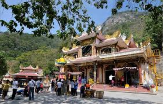 Núi Bà Đen là một danh thắng nổi tiếng và được coi là biểu tượng của tỉnh Tây Ninh, thu hút hàng triệu lượt du khách về thăm viếng mỗi năm