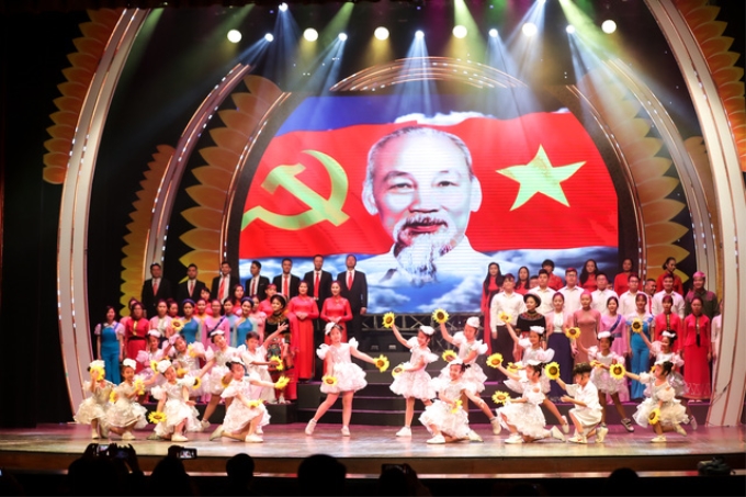 Một tiết mục trong chương trình nghệ thuật đặc biệt “Mùa xuân dâng Đảng” kỷ niệm 90 năm Ngày thành lập Đảng Cộng sản Việt Nam.