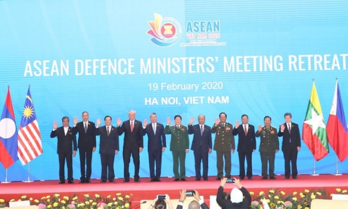 Bộ trưởng, Trưởng đoàn các nước ASEAN và Tổng thư ký ASEAN Lim Jock Hoi chụp ảnh chung. (Ảnh: TTXVN).