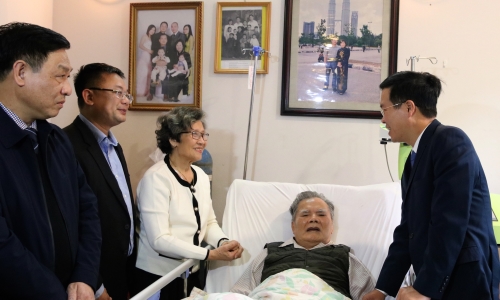Đồng chí Võ Văn Thưởng thăm, chúc sức khỏe Thầy thuốc Nhân dân Lê Đăng Hà