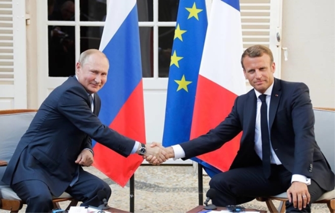 Tổng thống Pháp Emmanuel Macron (bên phải) và Tổng thống Nga Vladimir Putin tại cuộc gặp ở Bormes-Les-Mimosas, Pháp ngày 19-8-2019. (Ảnh: TASS).