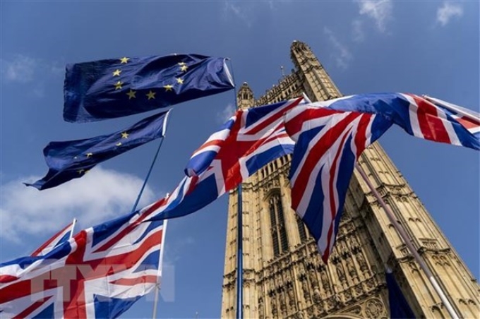 Cờ Anh (phía dưới) và cờ EU (phía trên) tại thủ đô London, Anh. (Ảnh: AFP/TTXVN)