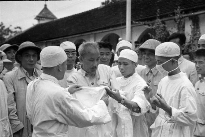 Chủ tịch Hồ Chí Minh thăm Bệnh viện Quân y Hải Phòng (5/1957). Ảnh: TTXVN