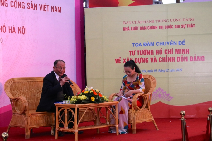 Giáo sư, Tiến sĩ Hoàng Chí Bảo (bên trái) trao đổi tại tọa đàm (Ảnh: TA)