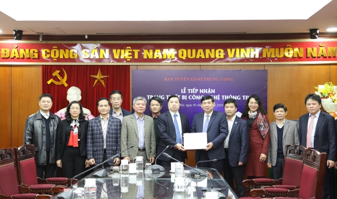 Đồng chí Lê Mạnh Hùng (giữa) tiếp nhận trang thiết bị công nghệ thông tin từ Ngân hàng TMCP Đầu tư và Phát triển Việt Nam BIDV. (Ảnh: TA)