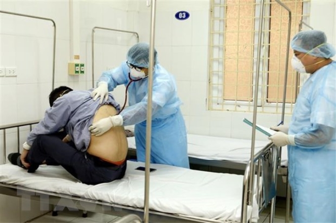 Khám, theo dõi sức khỏe cho bệnh nhân tại Bệnh viện Đa khoa Hà Đông, Hà Nội. (Ảnh: Dương Ngọc/TTXVN)