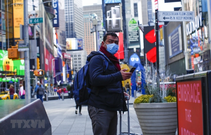 Người dân đeo khẩu trang để phòng tránh lây nhiễm COVID-19 tại New York, Mỹ. (Ảnh: AFP/TTXVN)