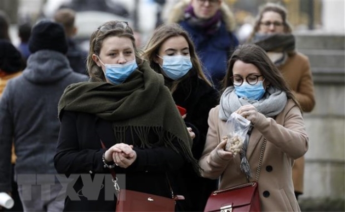 Người dân đeo khẩu trang phòng dịch COVID-19 tại London, Anh ngày 2/3/2020. (Ảnh: AFP/TTXVN)