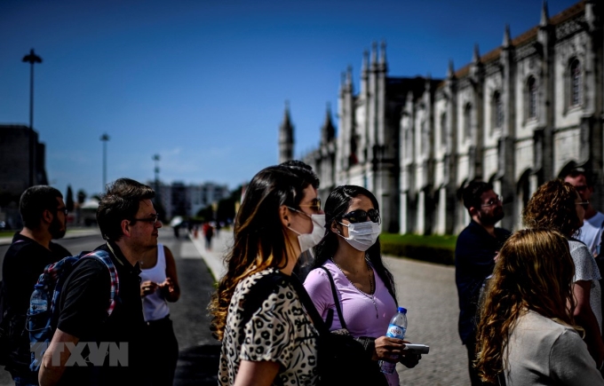 Người dân và du khách đeo khẩu trang phòng lây nhiễm COVID-19 tại Lisbon, Bồ Đào Nha, ngày 12/3. (Ảnh: AFP/TTXVN)