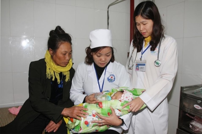 Chăm sóc trẻ sơ sinh tại Bệnh viện Đa khoa tỉnh. Ảnh Hà Phương