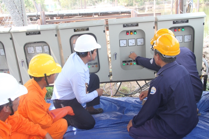 Kiểm tra tình hình cấp điện vận hành trạm bơm nước chống hạn tại huyện Châu Thành, Tiền Giang