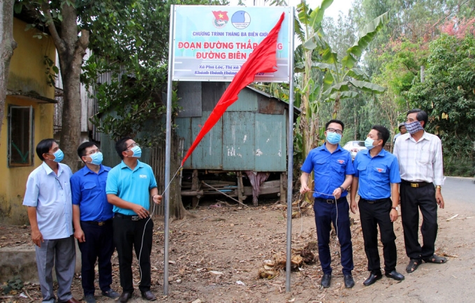 Khánh thành công trình “Đoạn đường thắp sáng đường biên giới” dài 2m tại xã Phú Lộc, thị xã Tân Châu, tỉnh An Giang.