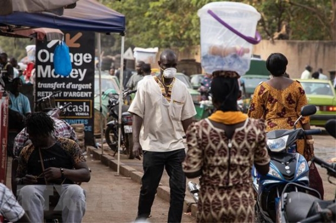 Người dân đeo khẩu trang phòng lây nhiễm COVID-19 tại Ouagadougou, Burkina Faso. (Ảnh: AFP/TTXVN)