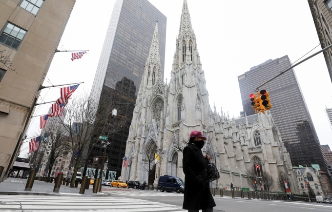 Người dân di chuyển trên đường phố tại New York, Mỹ ngày 19/3/2020, trong bối cảnh dịch COVID-19 lan rộng. (Nguồn: THX/TTXVN)