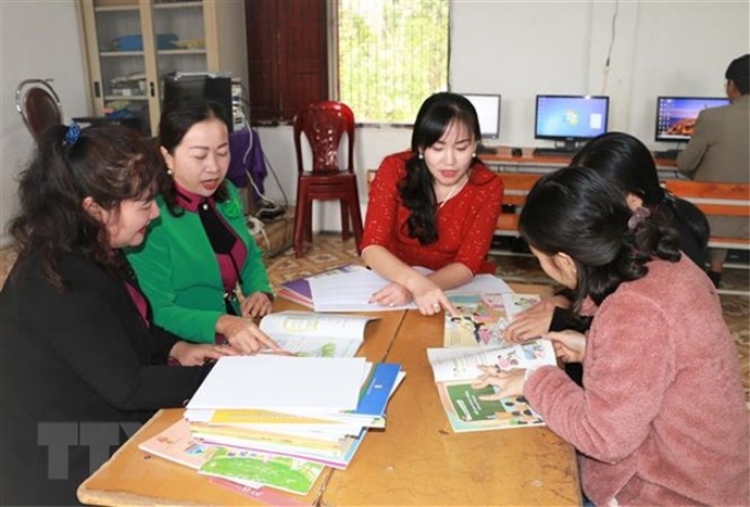 Hội đồng trường Tiểu học thị trấn Con Cuông, huyện Con Cuông họp bàn lựa chọn sách giáo khoa mới. (Ảnh: Bích Huệ/TTXVN)