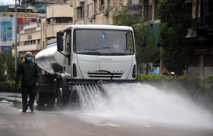 Phun khử trùng một đường phố ở thủ đô Damascus, Syria nhằm ngăn chặn sự lây lan của dịch COVID-19. (Ảnh: THX/TTXVN)