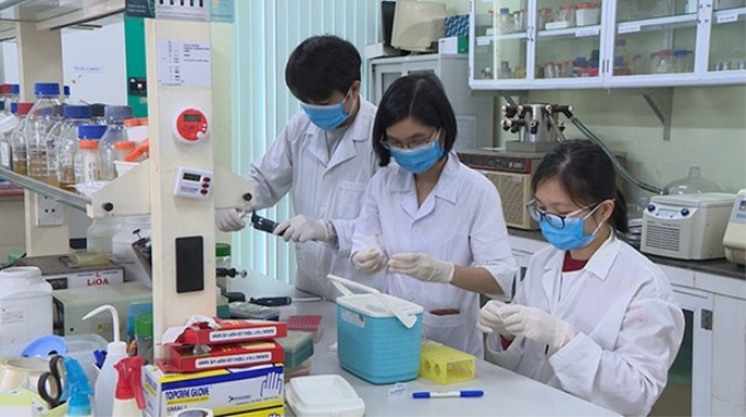 Các nhà khoa học Viện Công nghệ sinh học nghiên cứu bộ sinh phẩm chẩn đoán virus SARS-CoV-2. ( Nguồn: Viện Hàn lâm KH-CN Việt Nam)