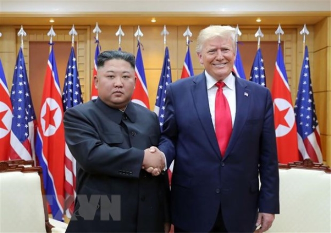 Nhà lãnh đạo Triều Tiên Kim Jong-un (trái) và Tổng thống Mỹ Donald Trump (phải) trong cuộc gặp tại Khu phi quân sự ở biên giới liên Triều ngày 30/6/2019. (Ảnh: AFP/TTXVN)