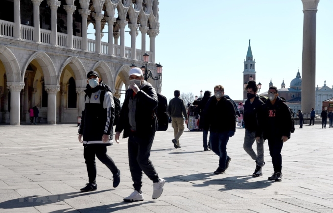 Người dân và du khách đeo khẩu trang phòng lây nhiễm COVID-19 tại Venice, Italy, ngày 8/3. (Ảnh: AFP/TTXVN)