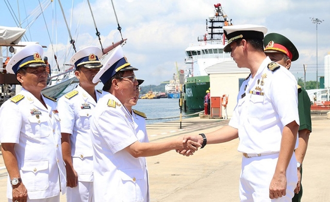 Đại diện Bộ Tư lệnh Hải quân Brunei đón đoàn Hải quân Việt Nam tại cảng Jetty Bravo. (Ảnh minh họa: Báo Hải quân Việt Nam)