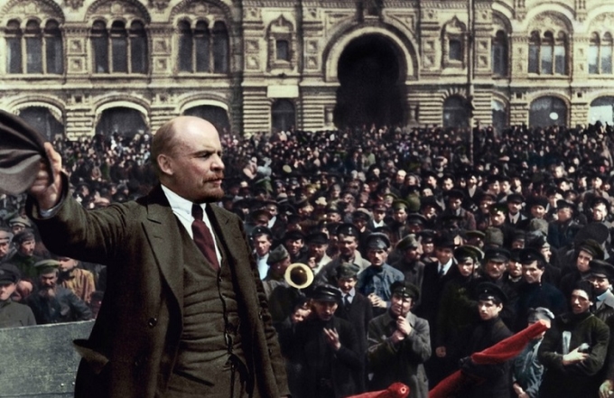 V.I.Lênin tham gia cuộc diễu binh ở Quảng trường Đỏ, Moscow năm 1919. (Ảnh: English Russia)