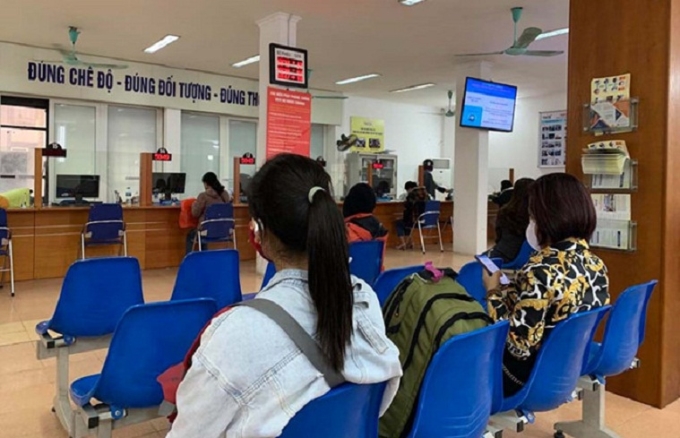BHXH Việt Nam đẩy mạnh giao dịch điện tử để tránh việc đi lại của người dân trong thời gian thực hiện cách ly xã hội. (Ảnh minh họa: thanhnien.vn)