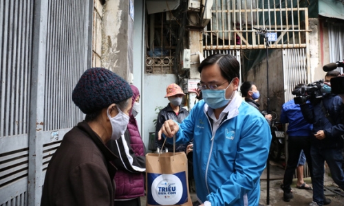 'Triệu bữa cơm' đến với xóm chạy thận Hà Nội