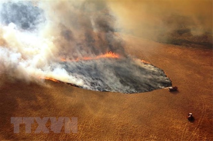 Khói lửa bốc lên từ đám cháy rừng ở bang Victoria, Australia. (Ảnh: AFP/TTXVN)