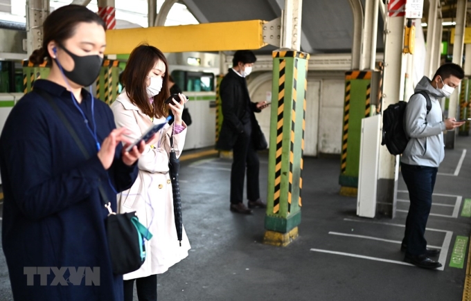 Người dân đeo khẩu trang phòng lây nhiễm COVID-19 tại Tokyo, Nhật Bản, ngày 8/4/2020. (Ảnh: AFP/TTXVN)