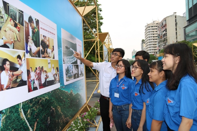 Các bạn sinh viên Học viện Cán bộ Thành phố Hồ Chí Minh đã háo hức tới phố đi bộ Nguyễn Huệ để tham quan triển lãm ảnh nghệ thuật về đề tài “Biển, đảo quê hương”