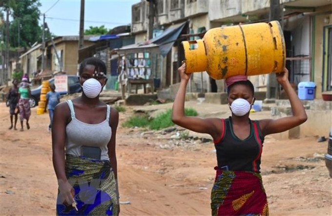 Người dân đeo khẩu trang nhằm ngăn chặn sự lây lan của dịch COVID-19 tại Abidjan, Cote d'Ivoire. (Ảnh: AFP/TTXVN)