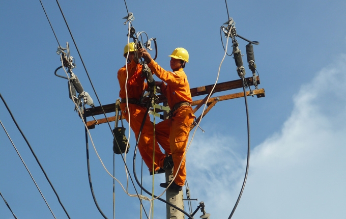 Tăng cường kiểm tra, phát hiện và xử lý kịp thời các khiếm khuyết trên lưới, bảo đảm cung cấp điện an toàn ổn định, liên tục trong các ngày nghỉ Lễ. Ảnh; VGP