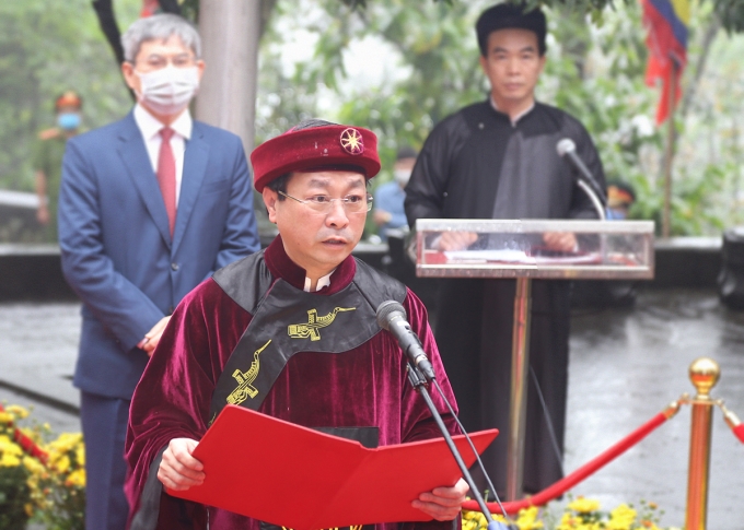 Ông Bùi Văn Quang, Chủ tịch UBND tỉnh Phú Thọ đọc chúc văn lại lễ dâng hương. Ảnh: Báo Phú Thọ