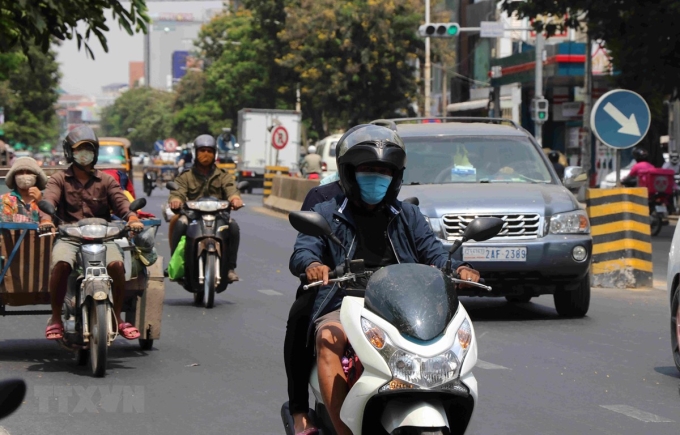 Người dân đeo khẩu trang phòng dịch COVID-19 tại Phnom Penh, Campuchia ngày 25/3/2020. (Ảnh: THX/TTXVN)