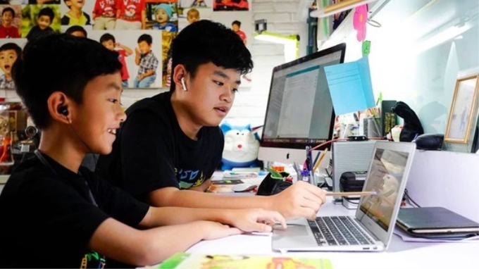 Khi các cơ sở giáo dục ở thành phố Hà Nội triển khai học trực tuyến đối với cấp tiểu học trong thời gian nghỉ học vì dịch  Covid-19, khó khăn dự kiến sẽ đè lên cả học sinh và phụ huynh, trong khi hiệu quả dạy và học lại không cao.