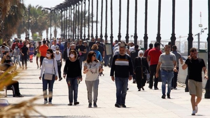 Người dân đi lại trên đường phố ở Beirut, Liban. (Nguồn: Reuters)