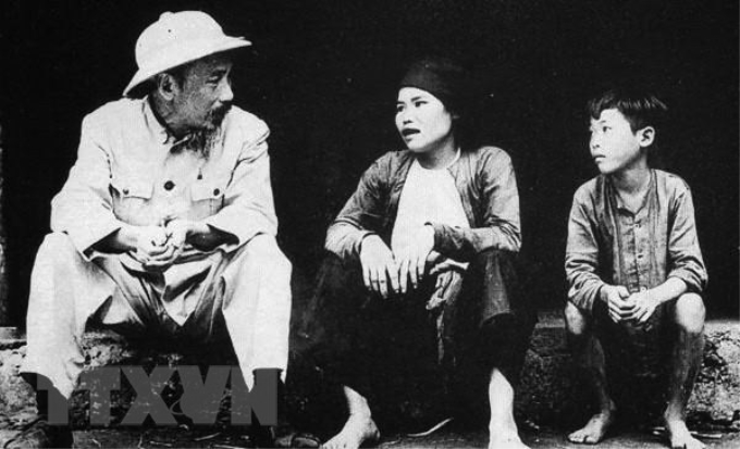 Bác Hồ trò chuyện với dân làng Lâm Xuyên, tỉnh Bắc Giang, sau phong trào Cải cách ruộng đất năm 1955. (Nguồn: Tư liệu/TTXVN phát)