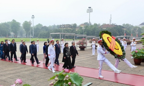 Các đại biểu Quốc hội vào Lăng viếng Chủ tịch Hồ Chí Minh