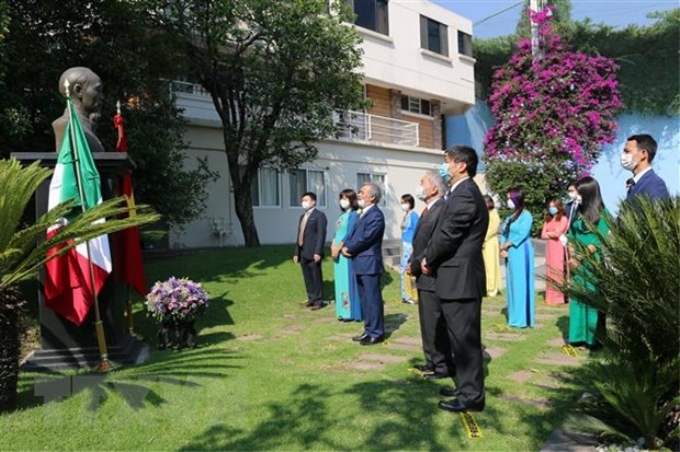 Lễ dâng hoa tại tượng Chủ tịch Hồ Chí Minh trong khuôn viên Đại sứ quán Việt Nam. (Ảnh: Việt Hùng/TTXVN)