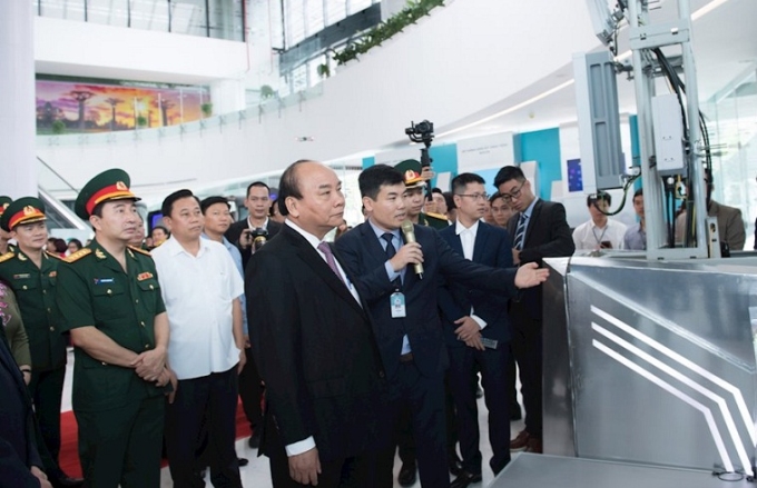 Thủ tướng Chính phủ Nguyễn Xuân Phúc thăm các gian hàng trưng bày công nghệ của Tập đoàn Công nghiệp - Viễn thông Quân đội (Viettel). (Ảnh minh họa).