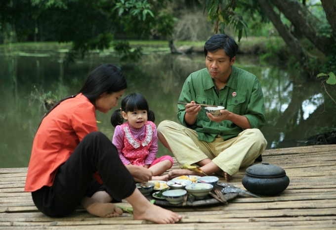 Một cảnh trong phim truyền hình "Thương nhớ ở ai" của đạo diễn Lưu Trọng Ninh - chuyển thể từ tiểu thuyết "Bến không chồng" của nhà văn Dương Hướng. (Ảnh minh họa).