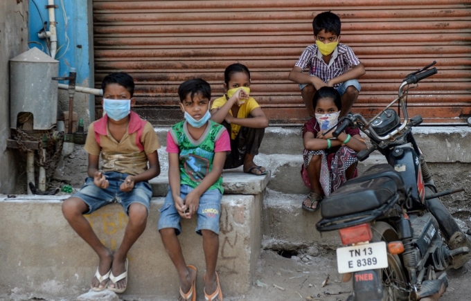 Trẻ em con những lao động nhập cư nghèo tại thành phố Chennai, Ấn Đô, ngày 1/4/2020. (Ảnh: AFP/TTXVN)