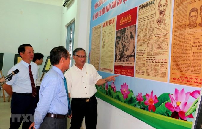 Khách tham quan triển lãm trong ngày khai mạc. (Ảnh: Tường Vi/TTXVN)