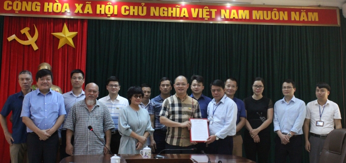 Phó Chủ tịch UBND huyện Đồng Văn Dinh Chí Thành trao quyết định cho Công ty CP Carbon Việt Nam