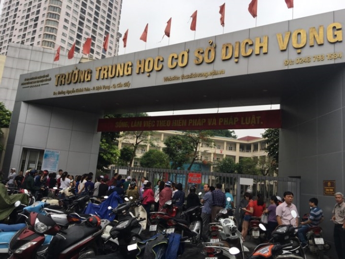 Phụ huynh đợi con trong kỳ thi vào lớp 10 Hà Nội năm 2019. Ảnh: Lê Vân.