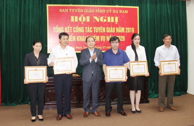 Đồng chí Trần Đức Thuần - Ủy viên Ban Thường vụ Tỉnh ủy - Trưởng Ban Tuyên giáo Tỉnh ủy trao Giấy khen cho các tập thể, cá nhân có thành tích xuất sắc năm 2019