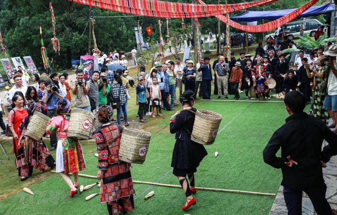 Đồng bào người Mông tái hiện các trò chơi truyền thống tại Làng văn hóa-Du lịch các dân tộc Việt Nam. (Ảnh: Trọng Đạt/TTXVN)